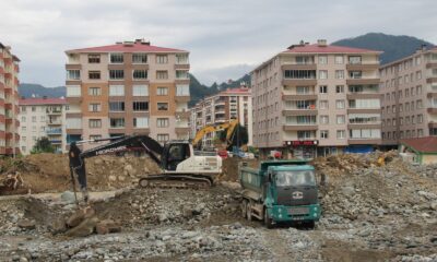 Arhavi ilçe merkezinin tekrar göle dönmemesi için Kapisre Deresi’nde tahkimat çalışması yapılıyor