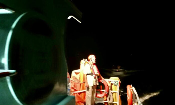 Arıza yapan teknede mahsur kalan 12 kişi kurtarıldı