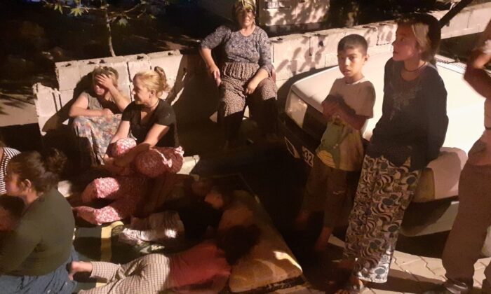 Art arda deprem olan ilçede halk geceyi sokakta geçirdi