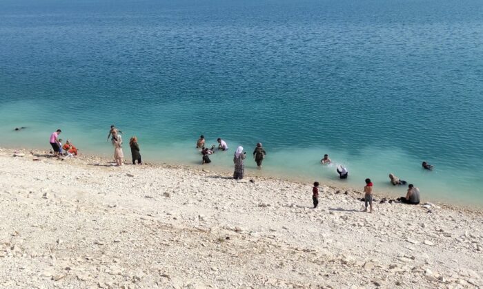 Artan boğulma vakalarına rağmen barajda serinlediler