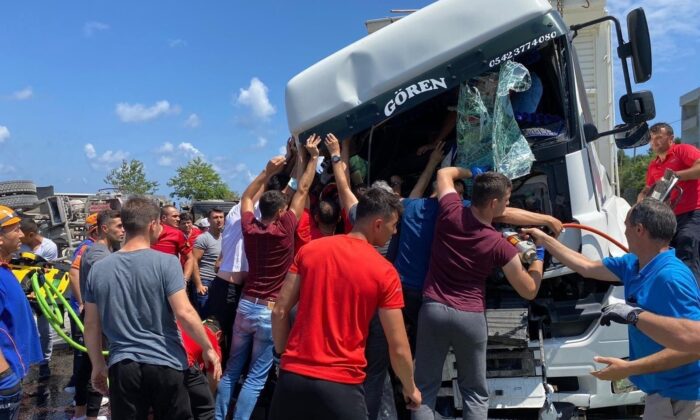 Artvin’deki sel bölgesinden görevden dönüyorlardı, kazayı görünce yardıma koştular