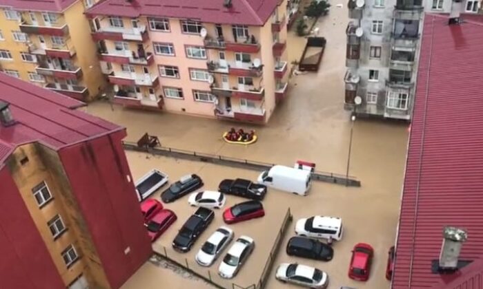 Artvin’in Arhavi ilçe merkezi göle döndü