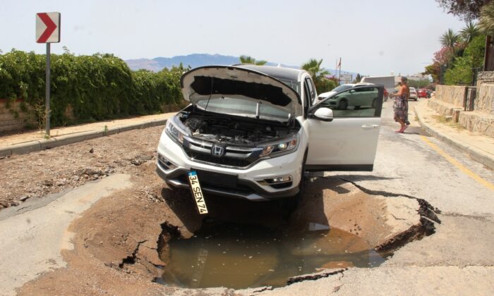 Asfalt yarıldı, lüks cip içine düştü, o anlar saniye saniye güvenlik kamerasına yansıdı