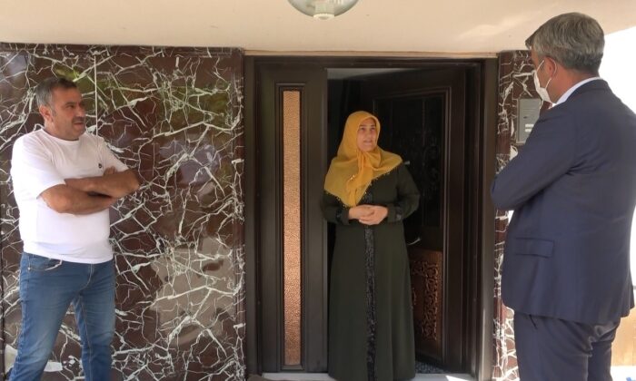 Aşılanma oranının az olduğu Bingöl’de, İl Sağlık Müdürü vatandaşı ikna edip aşı yaptı