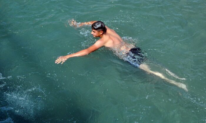 Aşırı sıcaklardan bunalan gençler derede serinliyor