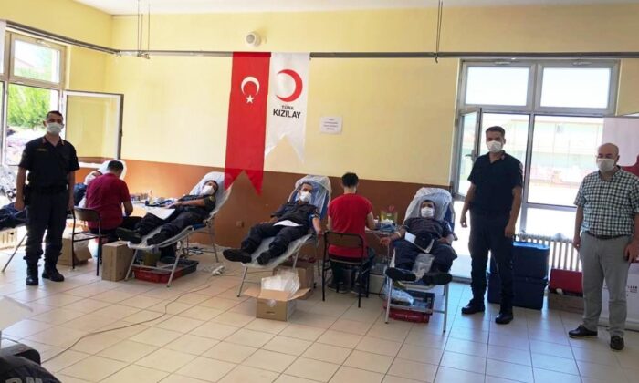 Askerlerden Kızılay’a kan bağışı