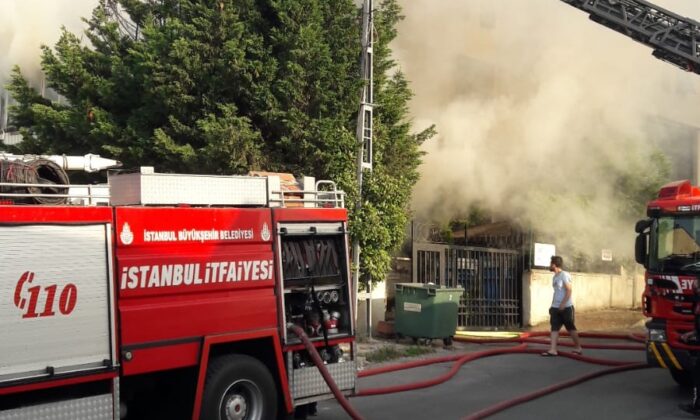 Ataşehir’de mobilya fabrikasında korkutan yangın