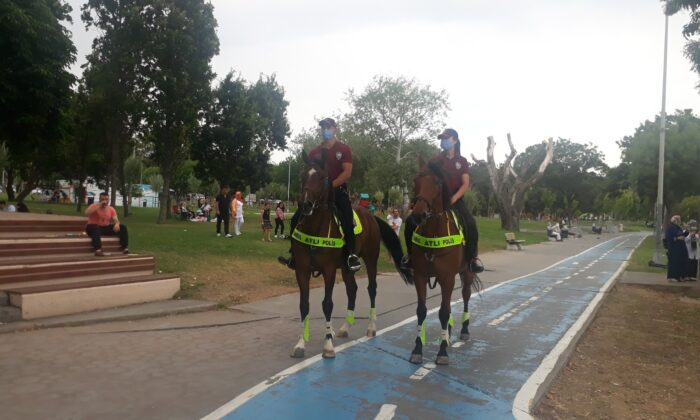 Atlı polislerden Florya sahilinde denetim yaptı