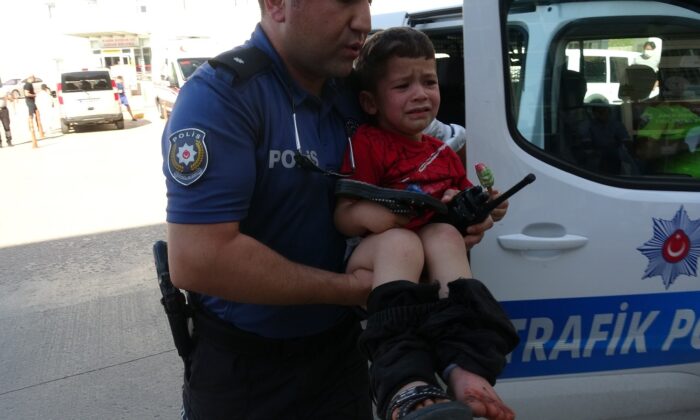 Ayağı traktörün çamurluğuna sıkışan çocuğu trafik ekipleri hastaneye yetiştirdi