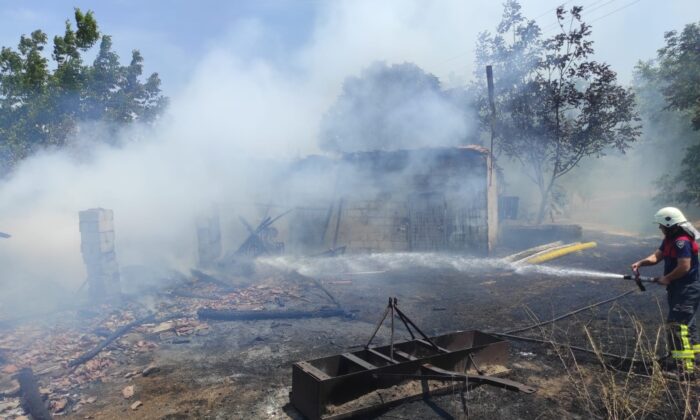 Aydın Büyükşehir Belediyesi Cincin’deki yangına anında müdahale etti
