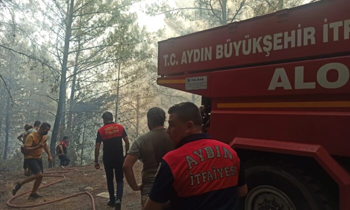 Aydın Büyükşehir Belediyesi itfaiye ekipleri Marmaris yangınına müdahale ediyor
