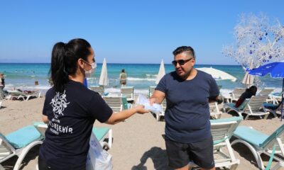 Aydın Büyükşehir Belediyesi sahillerde maske dağıttı