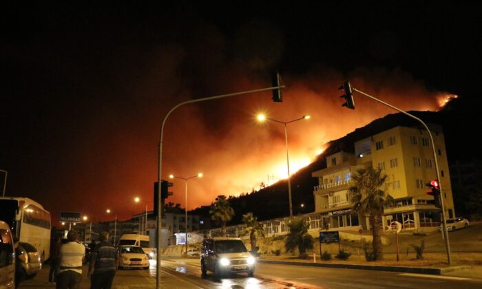 Aydıncık alev alev yanıyor