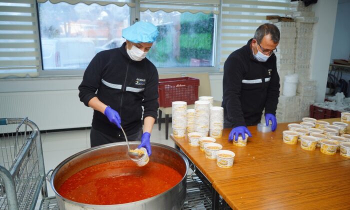 Ayvalık’ta aşevine bağış yarışı