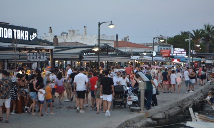 Ayvalık’ta bayram yoğunluğu hız kesmiyor