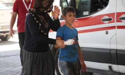 Babasına kurban kesmek için yardım eden çocuk elini kesti