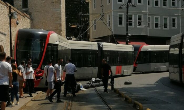 Bağcılar-Eminönü seferini yapan tramvay, Gülhane Parkı yakınlarında raydan çıkarak elektrik direğine çarptı. Elektrik direği yola devrilirken olay yerine polis ve sağlık ekipleri sevk edildi.