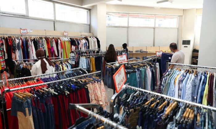 Bağcılar Hayır Çarşısı’ndan 3 bin 358 aileye kıyafet ve ayakkabı yardımı