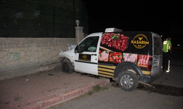 Bahçe duvarına çarpan hafif ticari aracın sürücüsü hayatını kaybetti