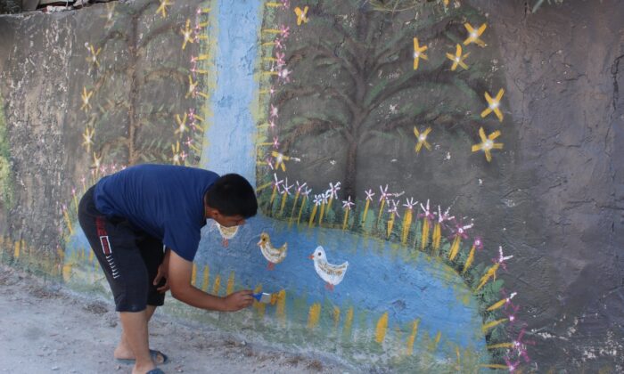 Bahçe duvarları tuvali oldu