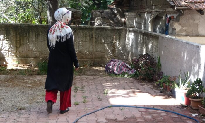 Bahçede kilime sarılı halde buldukları kadını uyandıramayınca polisi aradılar