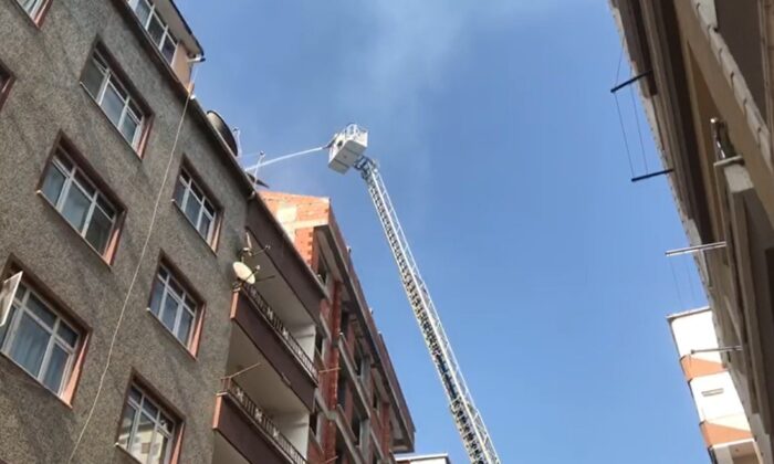 Bahçelievler’de inşaat halindeki bir binanın çatısı alev alev yandı