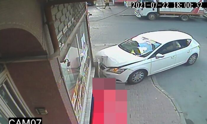 Bahçelievler’de kontrolden çıkan otomobil doğalgaz panosuna çarptı