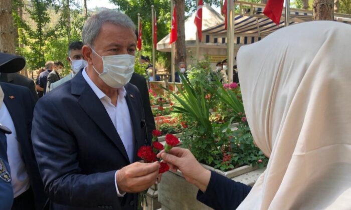 Bakan Akar Kayseri Protokolü ile şehitlik ziyaretlerine katıldı