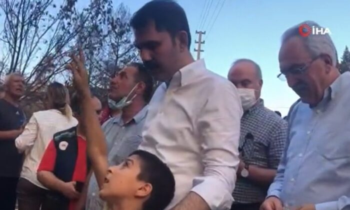 Bakan Kurum’dan top sahası yanan çocuklara yeni saha sözü