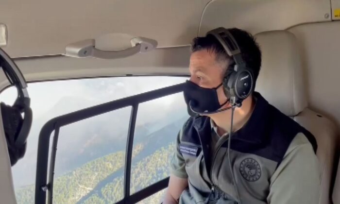 Bakan Pakdemirli, Manavgat yangın sahasını havadan helikopter ile inceledi