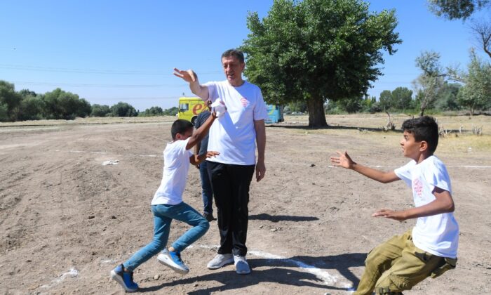 Bakan Selçuk ‘Mobil Okul’da çocuklarla masal dinleyip boyama yaptı