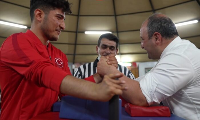 Bakan Varank, Avrupa şampiyonu milli sporcu ile bilek güreşi yaptı