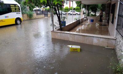 Balıkesir’de cadde ve sokaklar dereye döndü, bir işletmenin sundurması çöktü