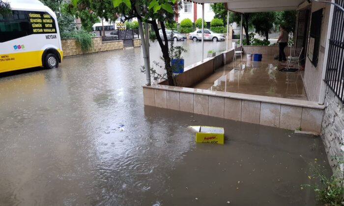 Balıkesir’de cadde ve sokaklar dereye döndü, bir işletmenin sundurması çöktü