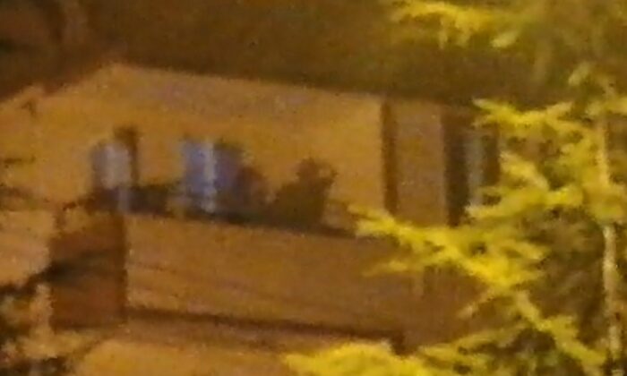 Balkonda tabancayla intihar anı kameraya yansıdı