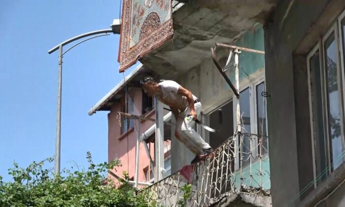 Balkondan atladı, “Ölmedim” diye bağırdı