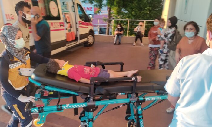 Balkondan düşen çocuğu ölümden marketin tentesi kurtardı