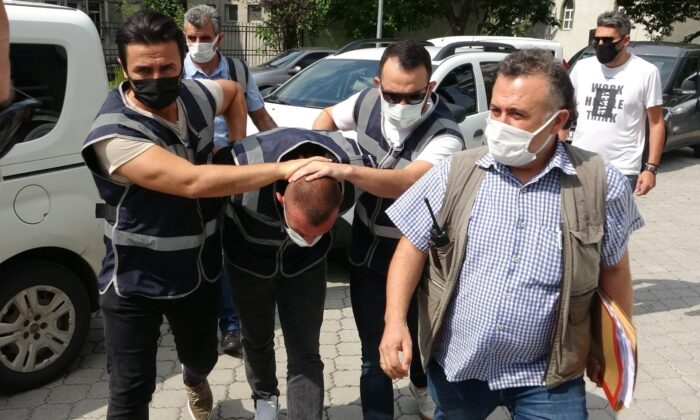 Barda 2 kişiyi öldüren bodyguard, polis yeleği ile adliyeye sevk edildi