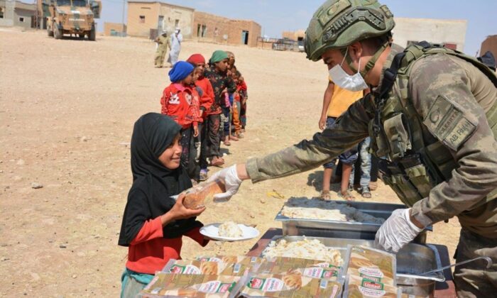 Barış Pınarı Harekat Bölgesine Mehmetçikten yardım eli