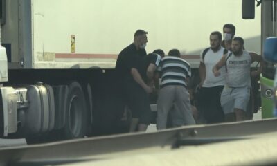 Bariyerlere sıkışan otomobilden çıkıp tır sürücüsüne sopayla saldırdılar