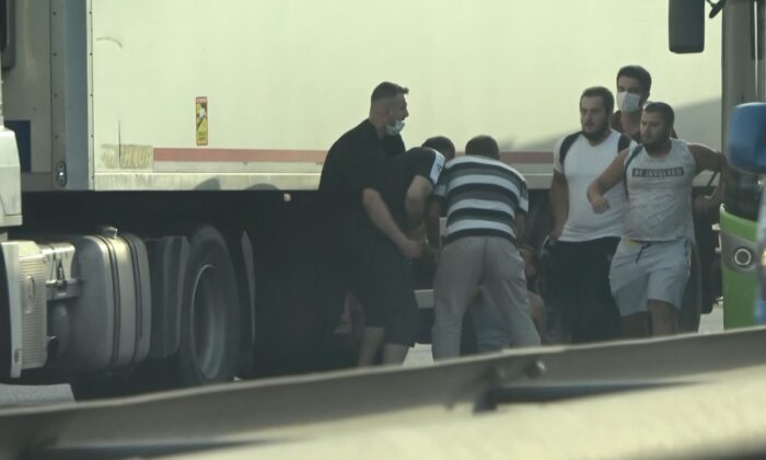 Bariyerlere sıkışan otomobilden çıkıp tır sürücüsüne sopayla saldırdılar