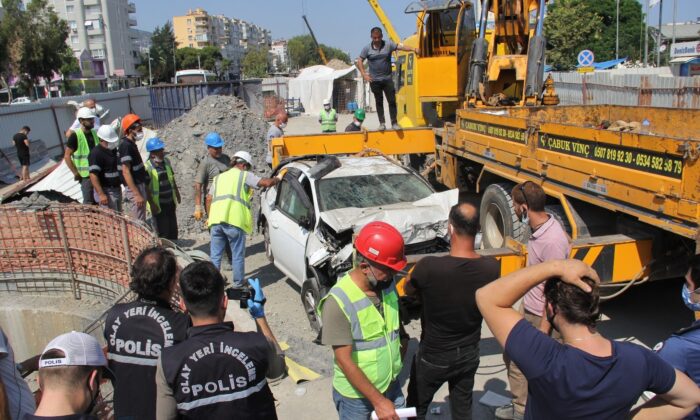 Bariyerleri aşan otomobil metro inşaatına düştü: 1 ölü, 1 yaralı