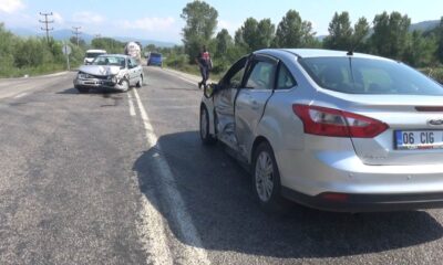 Bartın’da iki otomobil çarpıştı: 4 yaralı