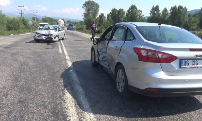 Bartın’da iki otomobil çarpıştı: 4 yaralı