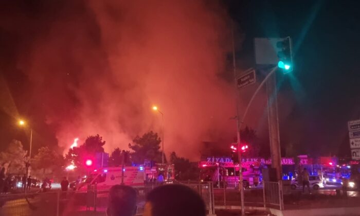 Başakşehir’de iş yerinde çıkıp ormanlık alana sıçrayan yangın söndürüldü