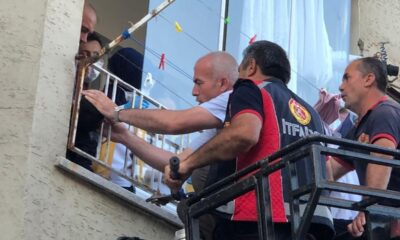 Başı balkon demirlerine sıkışan çocuğu itfaiye kurtardı