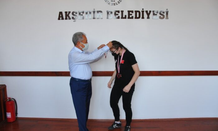 Başkan Akkaya’dan başarılı sporcuya hediye