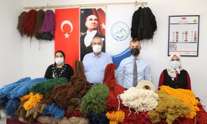 Başkan Arslan, mesleğini yaşatan halı ve kilim ustalarına destek verdi