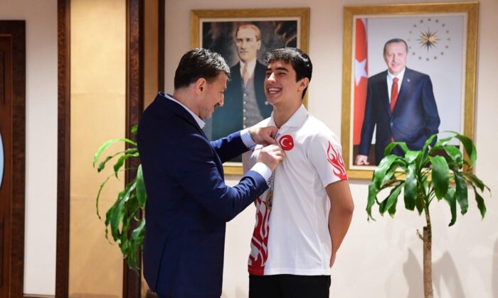 Başkan Bahadır dünya şampiyonu Emir Yiğit’i ağırladı