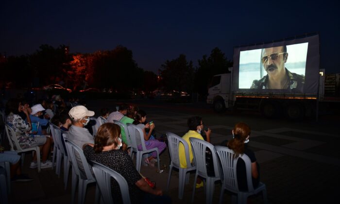 Başkan Gümrükçü, “Sinema Akşamları”nda vatandaşlarla buluştu